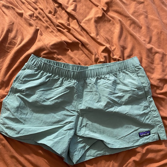 W Patagonia baggies size L net plus. Perfect condition not long enough for me. - Picture 1 of 4